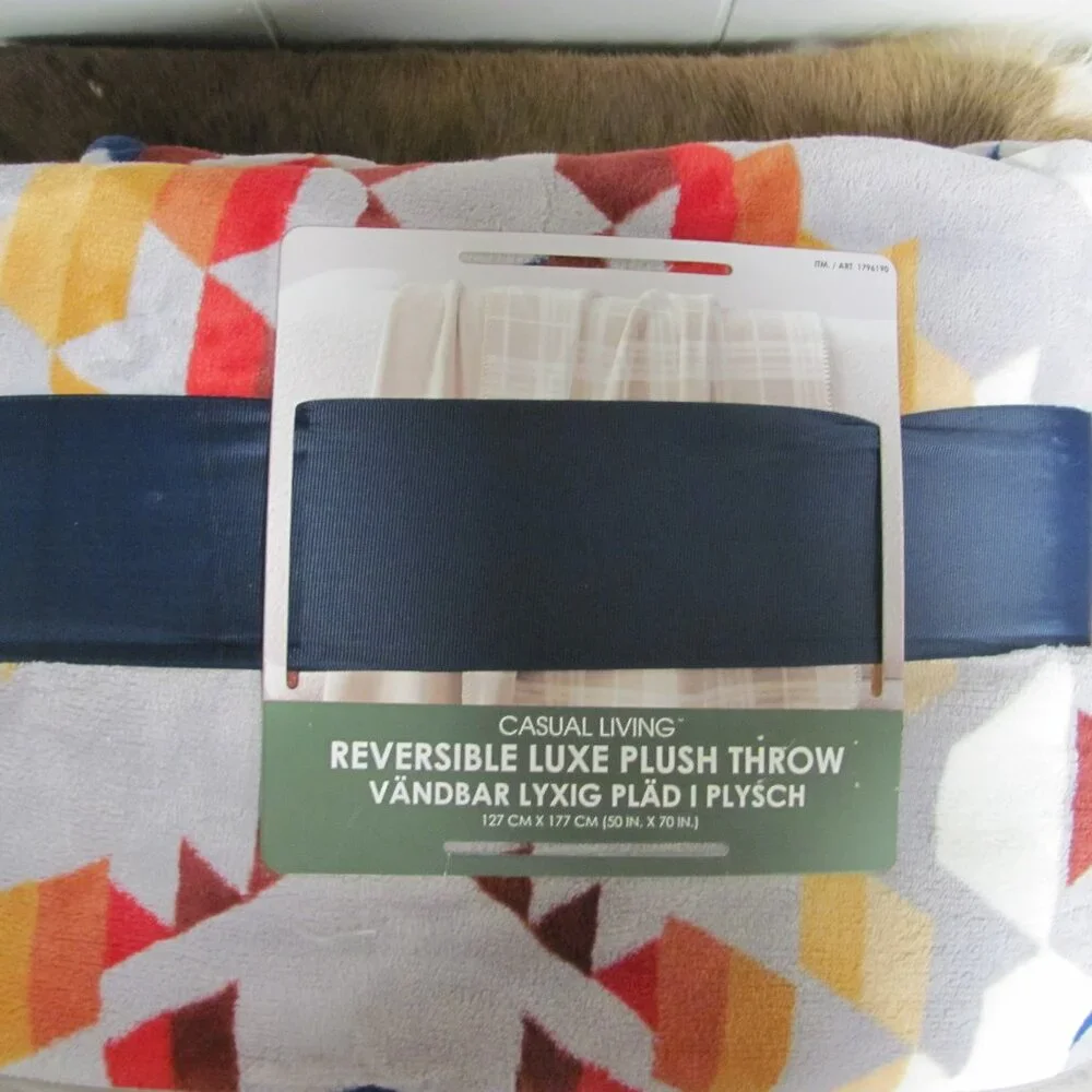 CASUAL LIVING REVERSIBLE LUXE PLUSH‎ THROW NIP